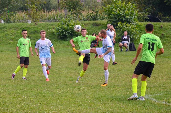 Group of people playing mini football Группа людей играющих в мини-футбол