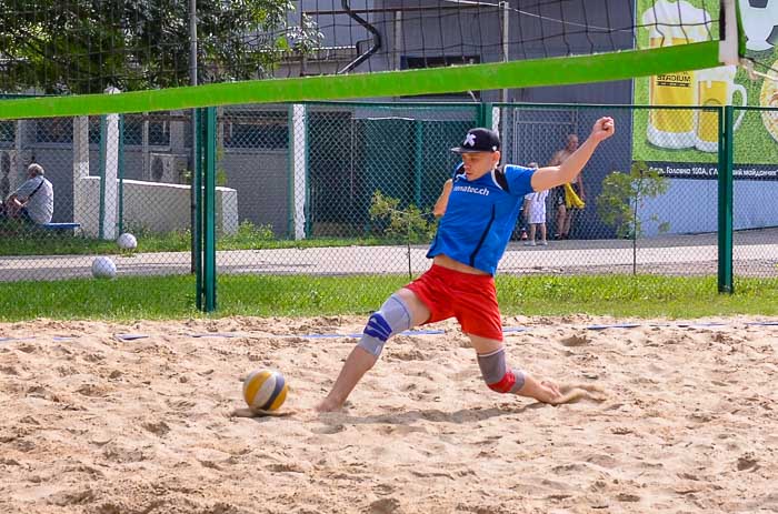 Group of people playing volleyball Группа людей играющих в волейбол