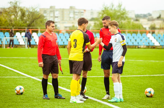 Group of people playing mini football Группа людей играющих в мини-футбол