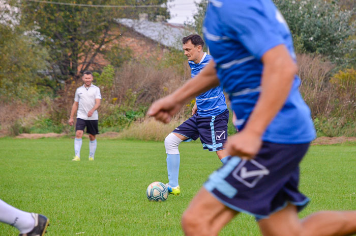 Group of people playing mini football Группа людей играющих в мини-футбол