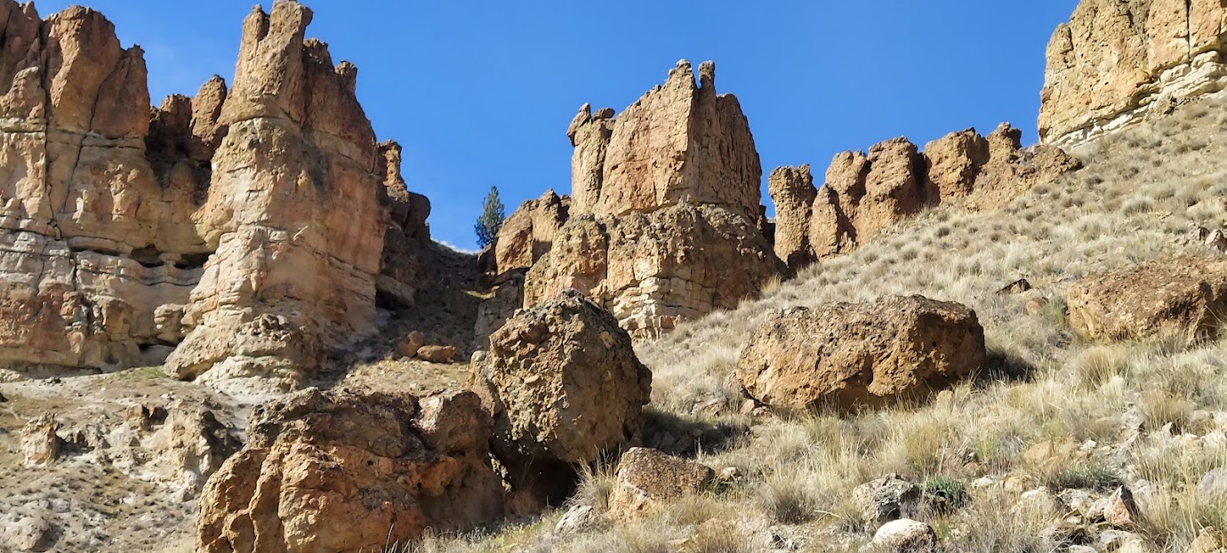 Visiting the Clarno Unit and Sheep Rock Unit - these are the famous Palisades of the Clarno Unit