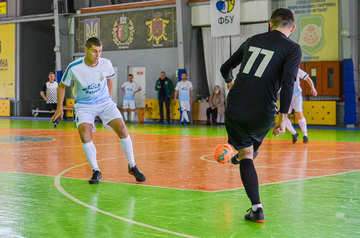 Group of people playing mini football Группа людей играющих в мини-футбол