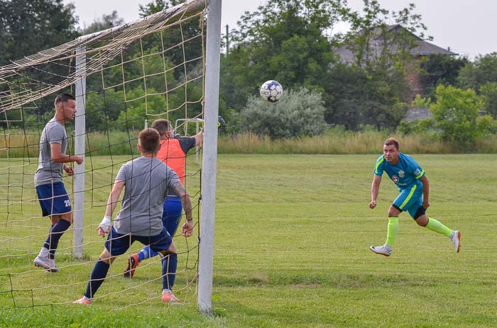 Group of people playing mini football Группа людей играющих в мини-футбол