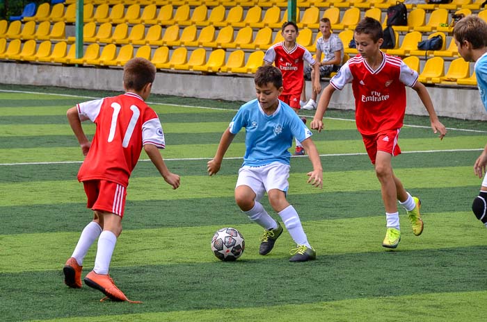 Group of people playing mini football Группа людей играющих в мини-футбол