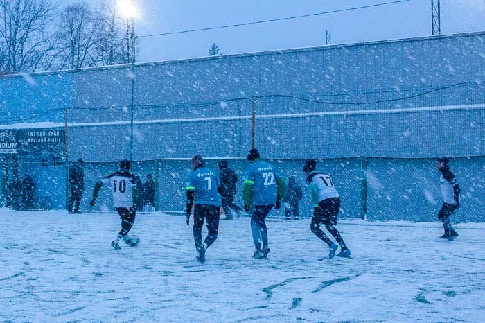 Group of people playing mini football Группа людей играющих в мини-футбол