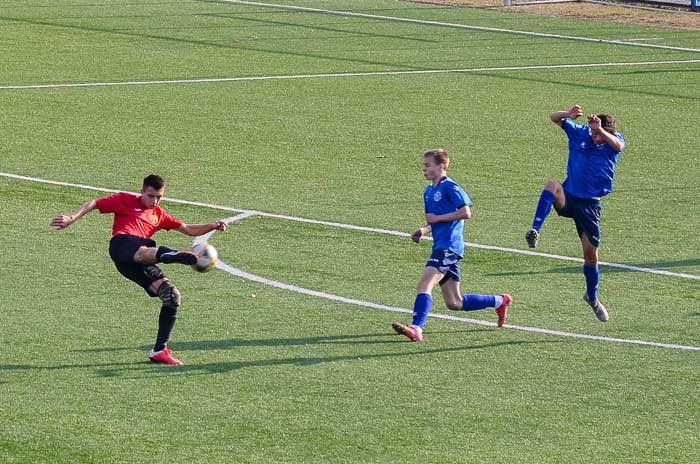 Group of people playing mini football Группа людей играющих в мини-футбол