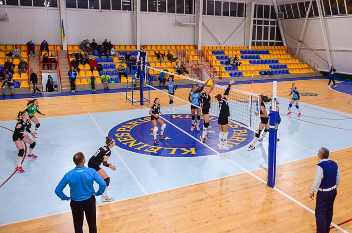 Group of people playing mini football Группа людей играющих в мини-футбол