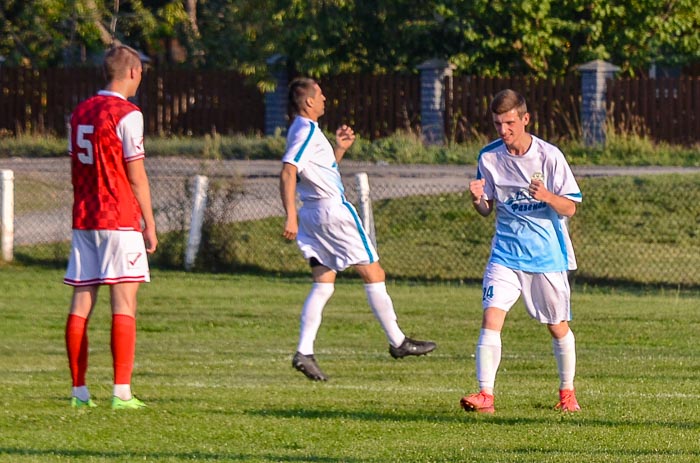 Group of people playing mini football Группа людей играющих в мини-футбол