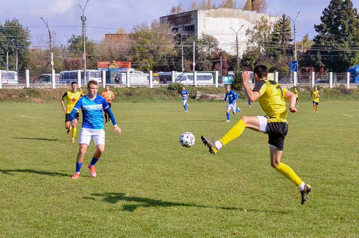 Group of people playing mini football Группа людей играющих в мини-футбол