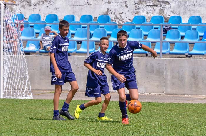 Group of people playing mini football Группа людей играющих в мини-футбол