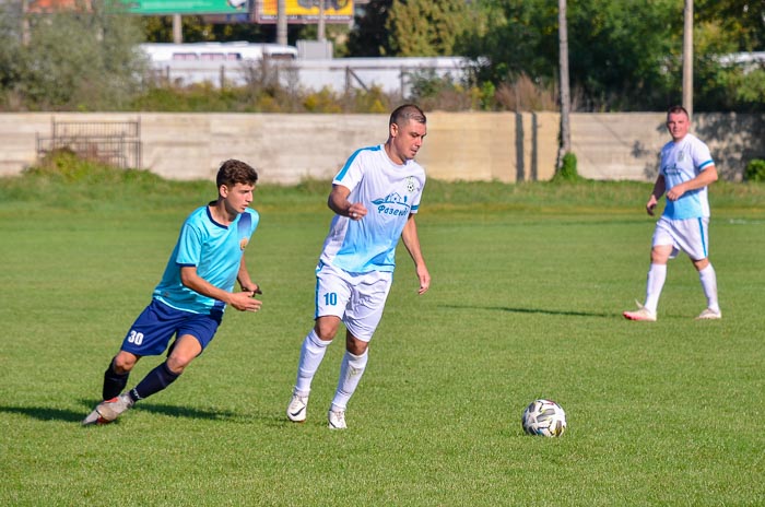 Group of people playing mini football Группа людей играющих в мини-футбол