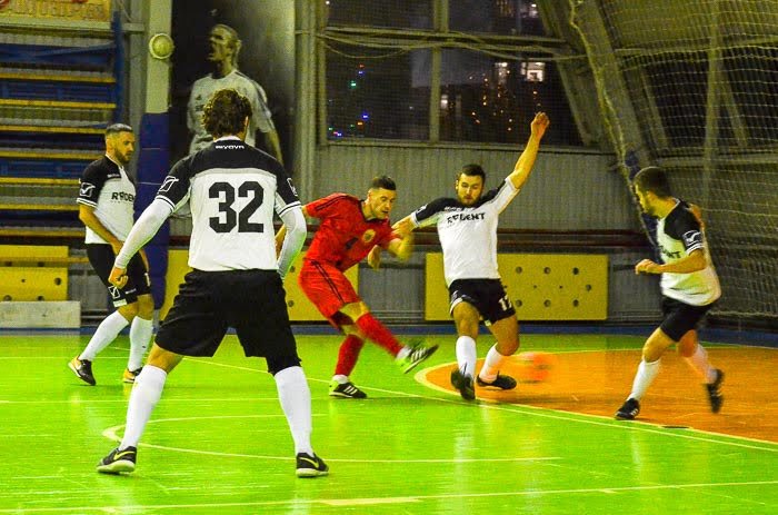 Group of people playing mini football Группа людей играющих в мини-футбол