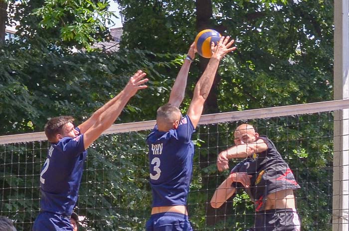 Group of people playing volleyball Группа людей играющих в волейбол