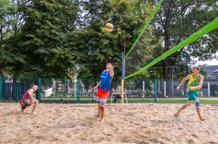 Group of people playing volleyball Группа людей играющих в волейбол