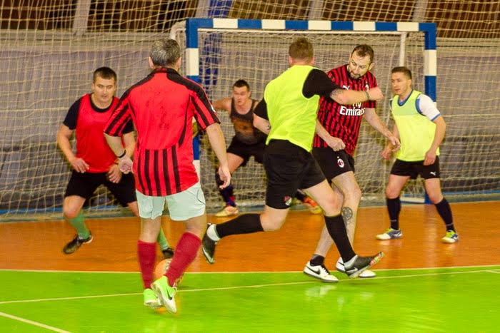 Group of people playing mini football Группа людей играющих в мини-футбол