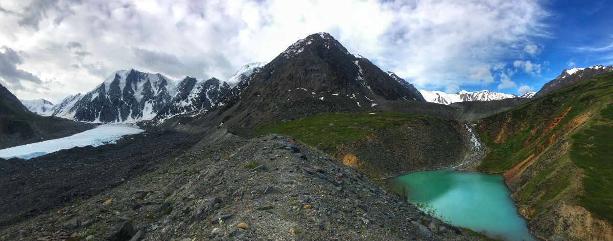 Panoramic view of Maashey Bashi and turquoise lake russian altai mountains 