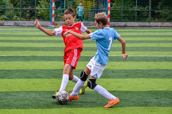 Group of people playing mini football Группа людей играющих в мини-футбол