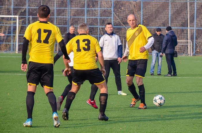 Group of people playing mini football Группа людей играющих в мини-футбол