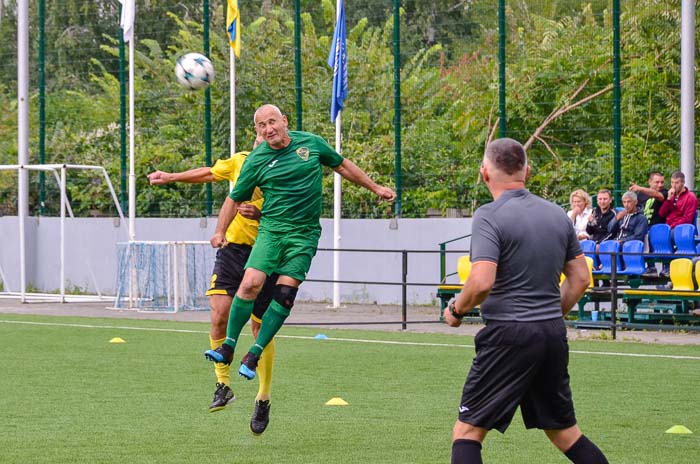 Group of people playing mini football Группа людей играющих в мини-футбол