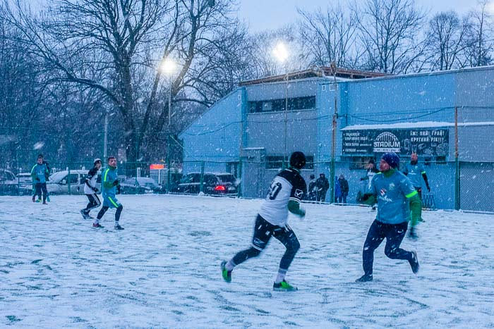 Group of people playing mini football Группа людей играющих в мини-футбол