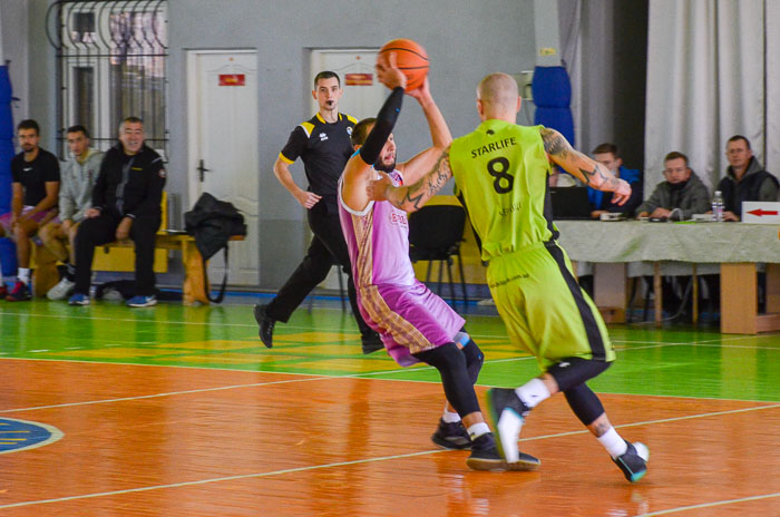 Group of people playing mini football Группа людей играющих в мини-футбол