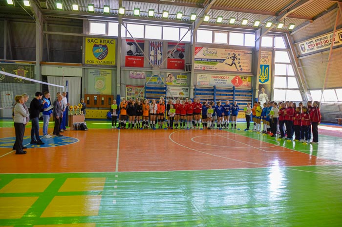 Group of people playing mini football Группа людей играющих в мини-футбол