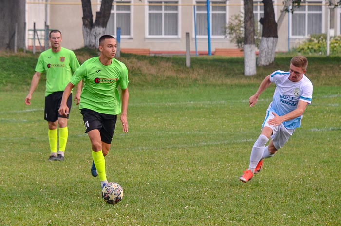 Group of people playing mini football Группа людей играющих в мини-футбол