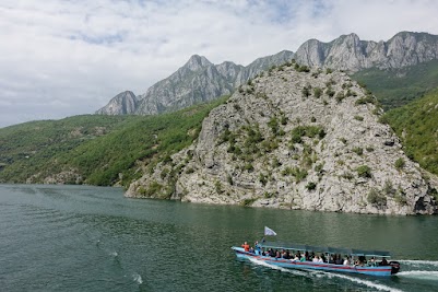 Boot auf dem Koman-Stausee.