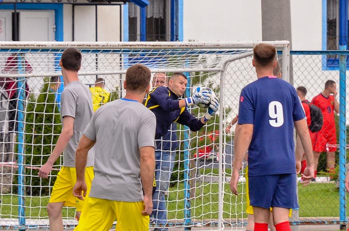 Group of people playing mini football Группа людей играющих в мини-футбол