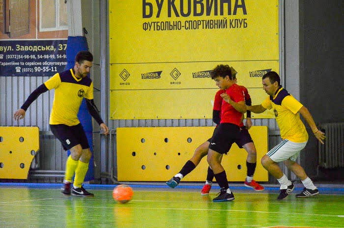 Group of people playing mini football Группа людей играющих в мини-футбол