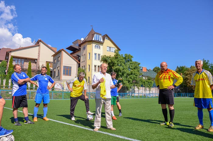 Group of people playing mini football Группа людей играющих в мини-футбол