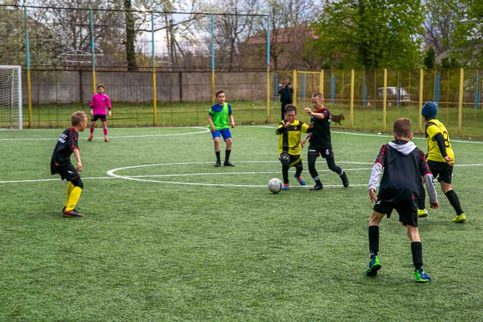 Group of people playing mini football Группа людей играющих в мини-футбол