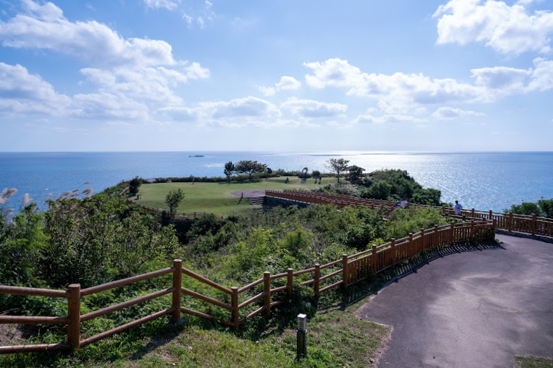 知念岬公園を見下ろす