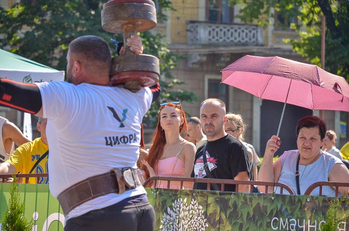 Group of people fighting karate Группа людей занимается карате