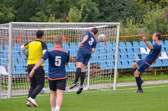 Group of people playing mini football Группа людей играющих в мини-футбол