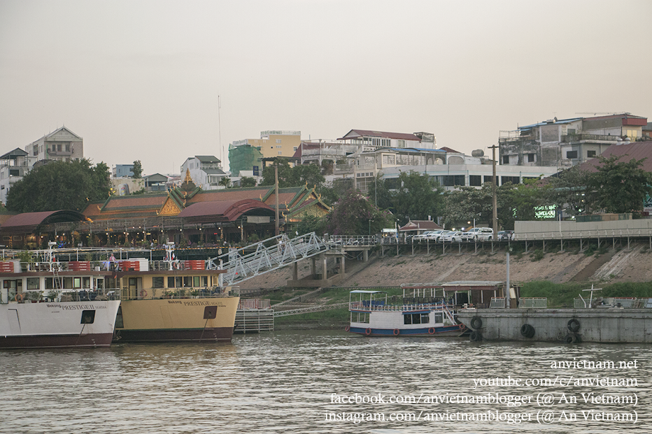 Du lịch Campuchia: thủ đô Phnom Penh nhìn từ dòng Mê Kông