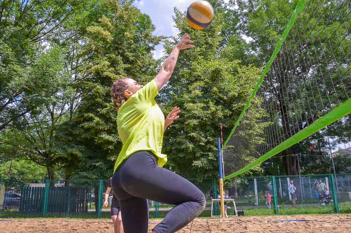 Group of people playing volleyball Группа людей играющих в волейбол