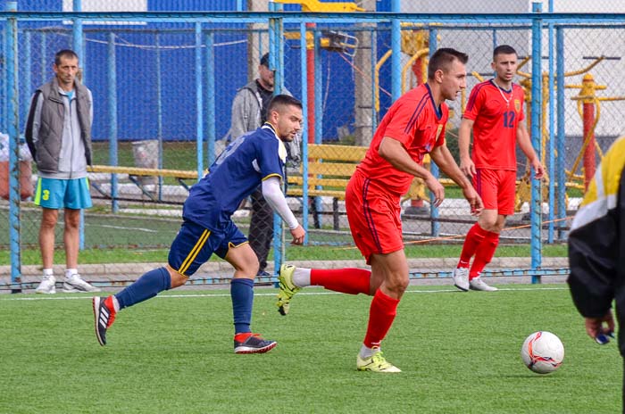 Group of people playing mini football Группа людей играющих в мини-футбол