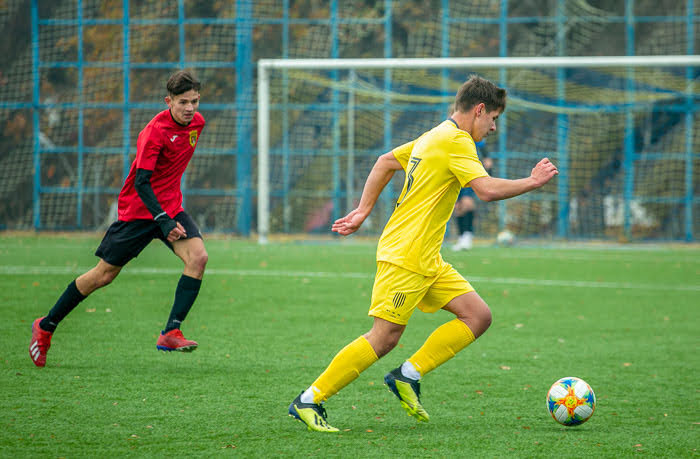 Group of people playing mini football Группа людей играющих в мини-футбол