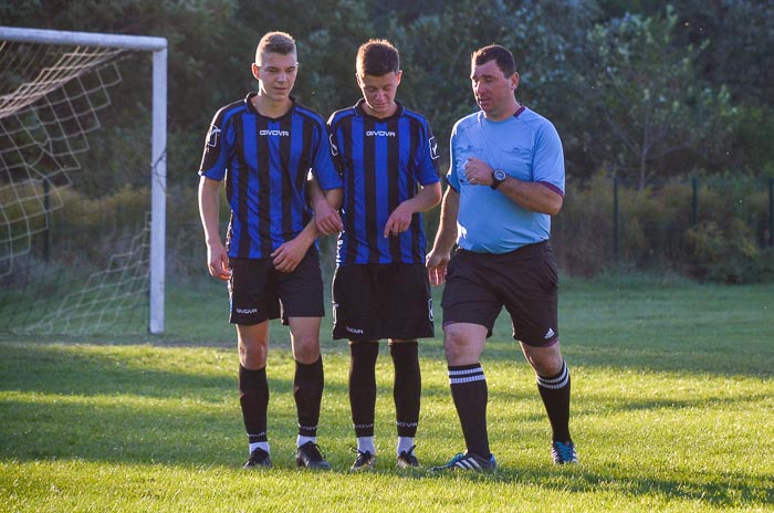 Group of people playing mini football Группа людей играющих в мини-футбол