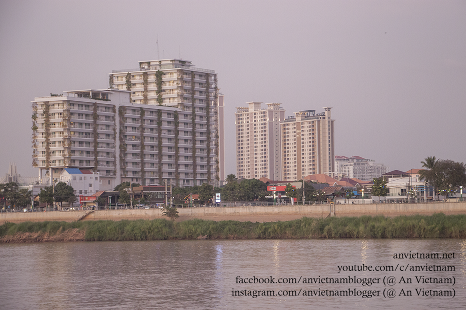 Du lịch Campuchia: thủ đô Phnom Penh nhìn từ dòng Mê Kông