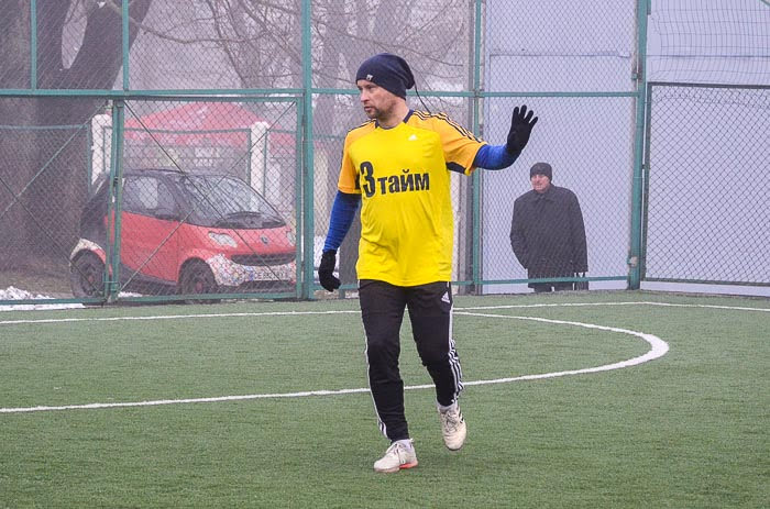 Group of people playing mini football Группа людей играющих в мини-футбол