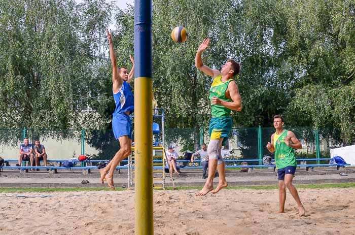 Group of people playing volleyball Группа людей играющих в волейбол