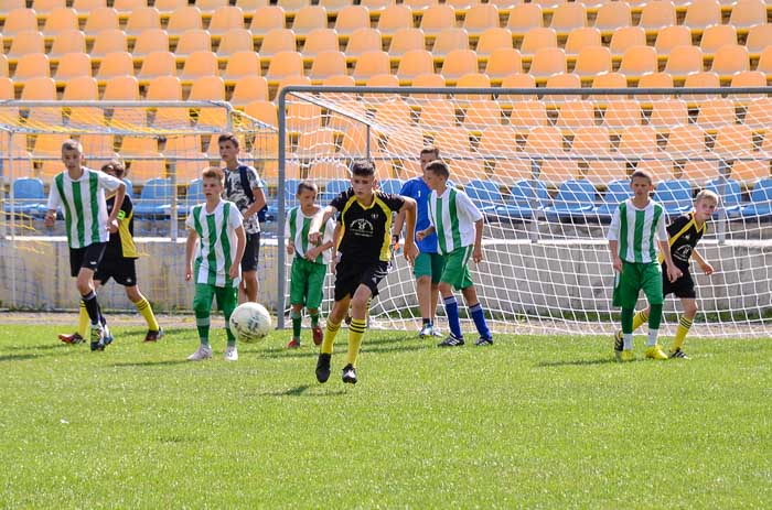 Group of people playing mini football Группа людей играющих в мини-футбол