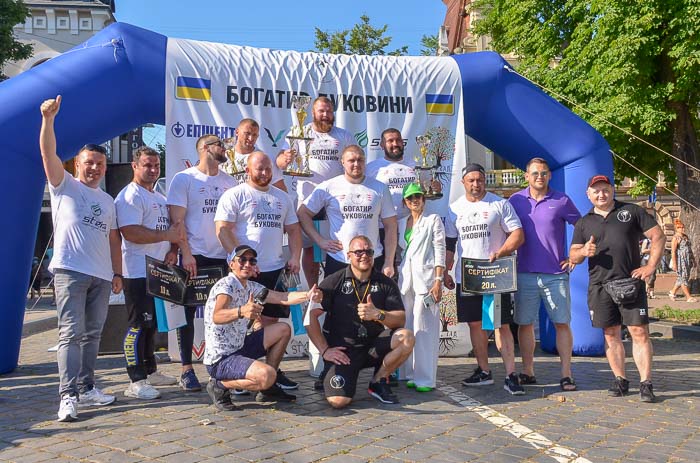 Group of people fighting karate Группа людей занимается карате