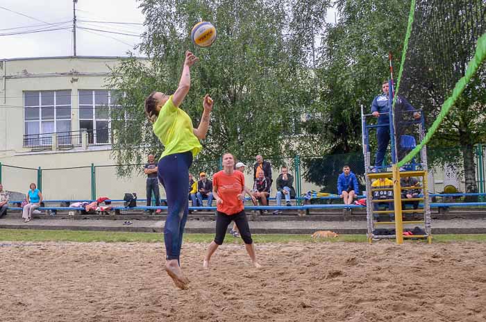 Group of people playing volleyball Группа людей играющих в волейбол