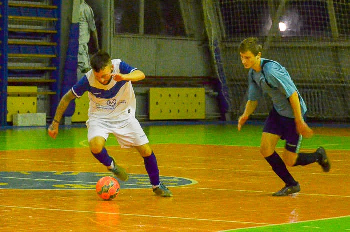 Group of people playing mini football Группа людей играющих в мини-футбол