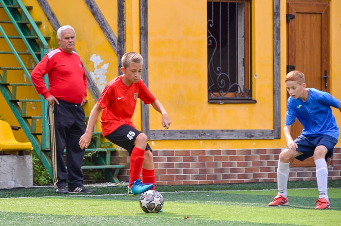 Group of people playing mini football Группа людей играющих в мини-футбол