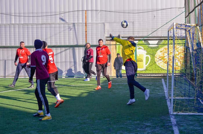 Group of people playing mini football Группа людей играющих в мини-футбол