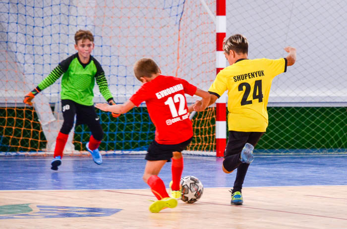 Group of people playing mini football Группа людей играющих в мини-футбол